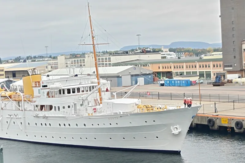 The royal yacht seen from the side, with Filipstad behind