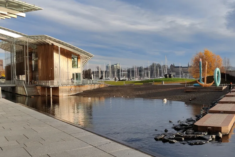 The museum and the beach on an autumn day, with “Spalt” and a yellow tree by the fjord
