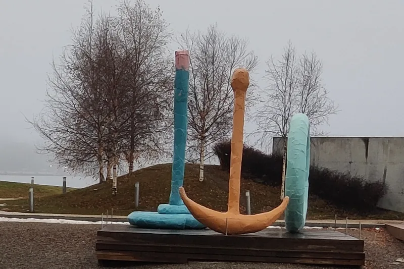 “Spalt” by Franz West – rope, anchor and lifebuoy – in front of the birch trees on a foggy day