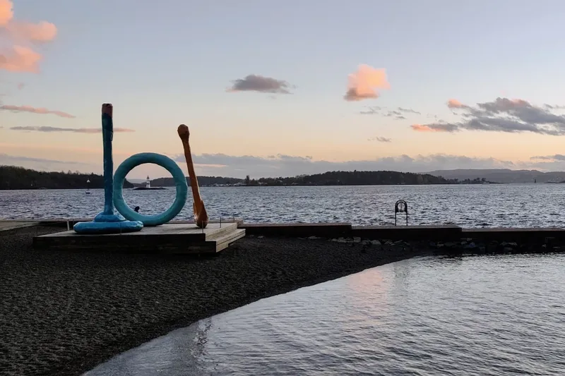 Spalt by Franz West on the beach by the fjord on an autumn evening