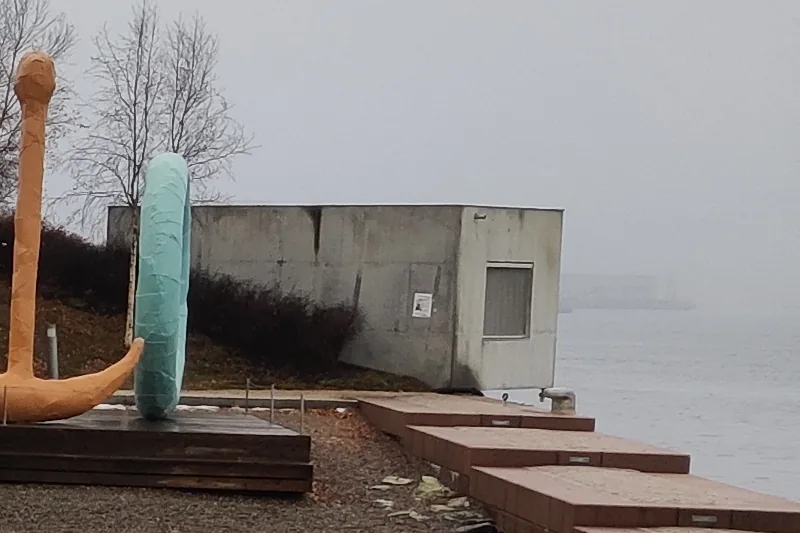 The small house “Things for a House on an Island” at the tip of the park, with “Spalt” in front