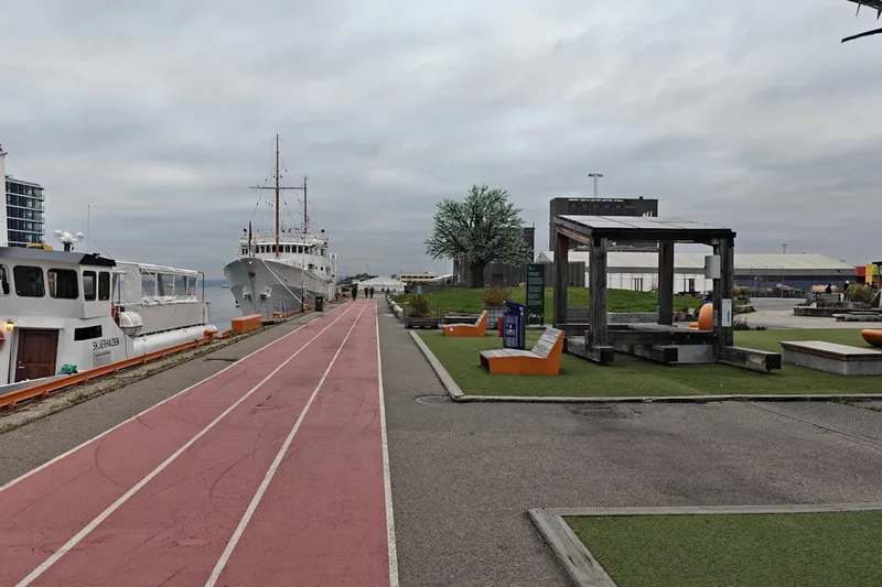 The running track and pergola in Trettenparken, with the royal yacht in the background